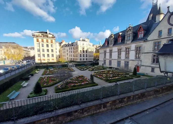 100 M With Seine View Marais Near Notre-dame